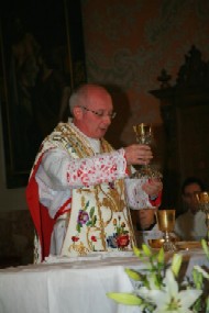 Il parroco don Giulivo Facchinetti nel giorno del ricordo del XXV di sacerdozio