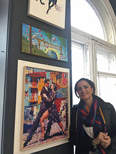La direttrice artistica di Qualitaly Nikolinka Nikolova posa accanto al mio dipinto sognando l'Argentina