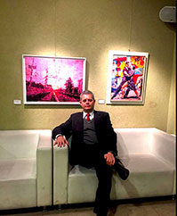 Il Presidente di Qualitaly Massimiliano Panero posa accanto ai miei dipinti : IL TRENO HA FISCHIATO e 
SOGNANDO L'ARGENTINA
