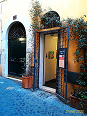 L'ingresso della Galleria in via della Reginella 11 Roma