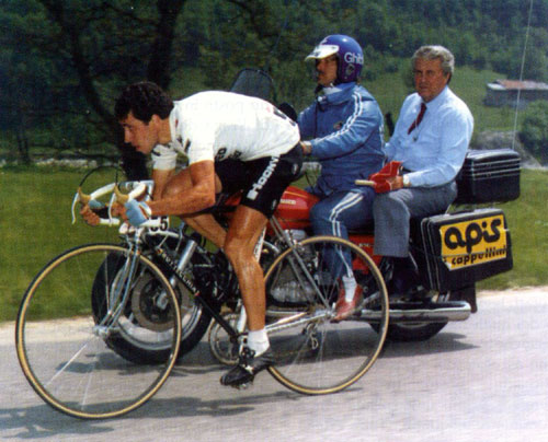 Maglia Bianca al Giro d'Italia 1981. In fuga solitaria dopo aver scalato il passo del Tonale con ancora il passo del Vivione da scalare e l'arrivo a Dimaro Val di Sole. Sullo sfondo il patron del giro Vincenzo Torriani.