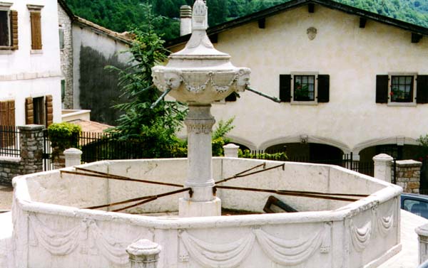 Su un lato della fontana  scolpita una data: 1820.