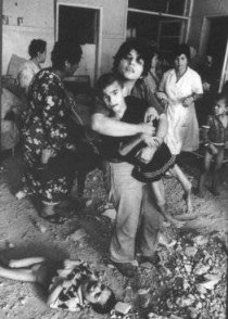 Beirut - Pazienti traumatizzati in un ospedale psichiatrico colpito dalle bombe israeliane durante l'assedio di Beirut,