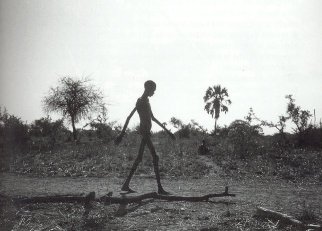 Sudan - Denutrizione e fame. Una vittima della guerra, 1998.
