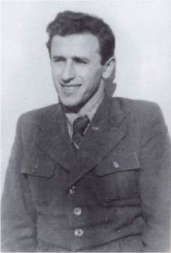 Janusz con un'uniforme di Julek adattata ad abito civile, Mosca, 1947. Archivio dell'autore.