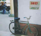 Vietato parcheggiare la bicicletta in farmacia ad Holguin!