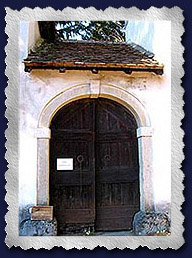Portone d'ingresso dell'Ex-Romitorio francescano. Interessante la chiesetta che si intravede dalla finestra sinistra