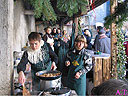 Dietro i fornelli di Cjase di Nastasje le donne indaffarate del paese preparano piatti succulenti piatti