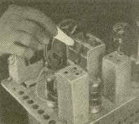 Pulizia del condensatore variabile mediante una strisciolina di carta