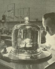 Una fase della preparazione di transistori. Gli elettrodi di contatto sulle superfici di germanio sono ottenute vaporizzando un metallo su di esse (Bell Telephone Laboratories).