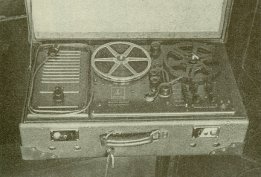 Uno dei registratori magnetici a nastro della Radio Italiana, per registrazioni all'esterno, a disposizione dei radiocronisti