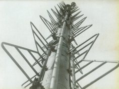Antenna televisiva installata sulla torre del Parco a Milano (per cortesia della R.A.I.)