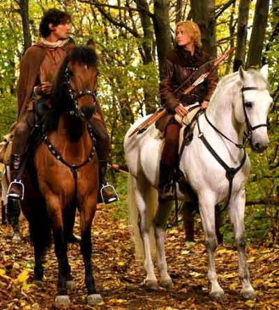 Riccardo Scamarcio in La Freccia Nera con Martina Stella a cavallo