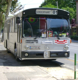 Autobus linea 01 con adesivo Enterprise