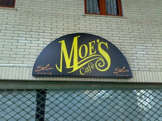 Insegna MOE's cafè