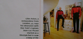 Il sosia londinese del capitano Picard accanto allo stand-up del personaggio