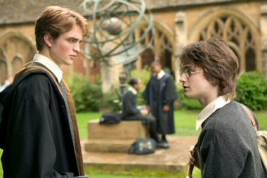 Robert Pattinson in una scena con Harry Potter