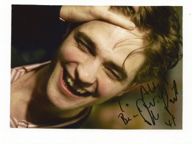 sfondo con autografo di Robert Pattinson 1