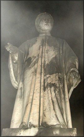 Le Statua di Vittorino De' Rambaldoni  in Piazza Maggiore a Feltre
