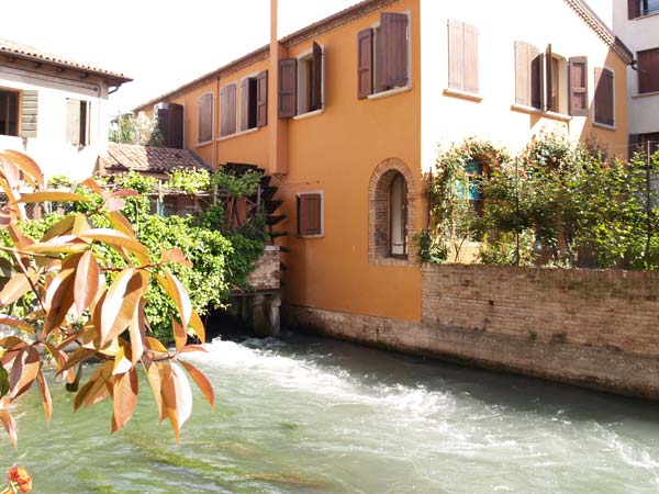 Treviso - Canale con vecchia pala di mulino presso vicolo Rinaldi