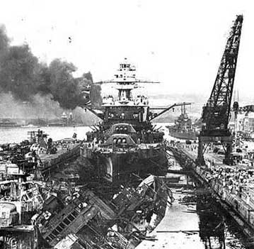 la corazzata Pennsylvania ed il caccciatorpediniere Cassin dopo l'attacco di Pearl Harbor