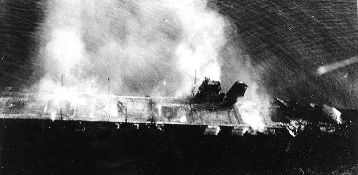 La portaerei Hiryu in fiamme