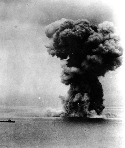 La corazzata Yamato mentre esplode