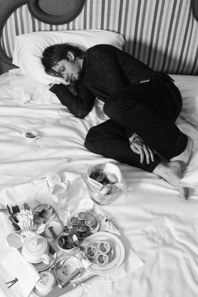Immagine in bianco e nero di Silvio Muccino a letto