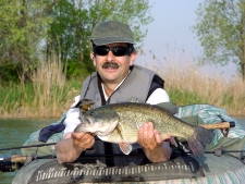 Maurizio Ragazzo con un bel bass catturato dal belly boat