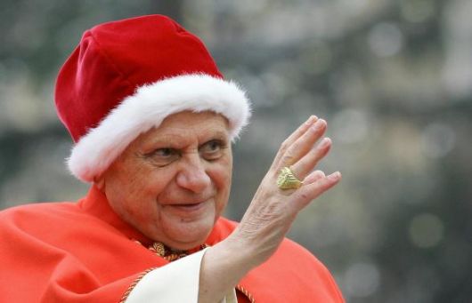 <B>Benedetto XVI in piazza con il "camauro"</B>