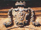 lo stemma comunale posto sulla facciata del Castello