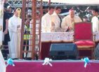 Monsignor Alberti celebra la messa