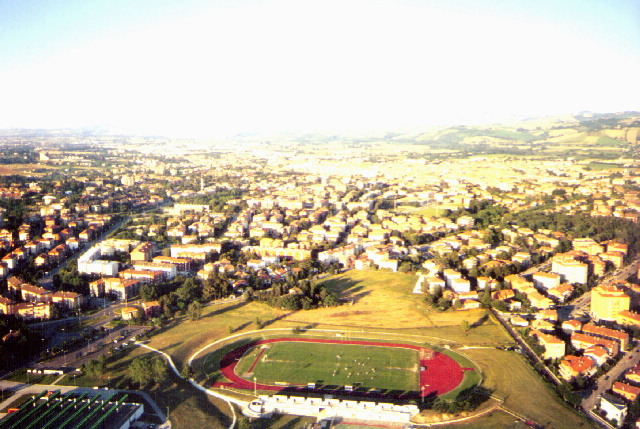 Jesi -zona impianti sportivi Via Tabano.jpg (128529 byte)