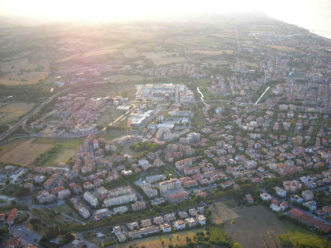 centro_commerciale25-7-07.jpg (144178 byte)