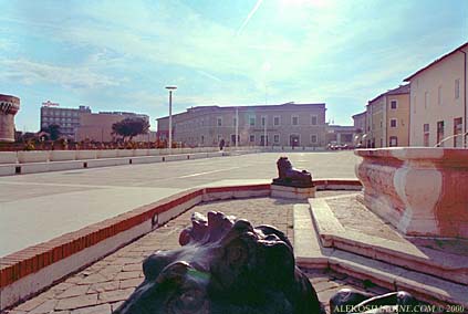 piazzaduca3.jpg (30461 byte)