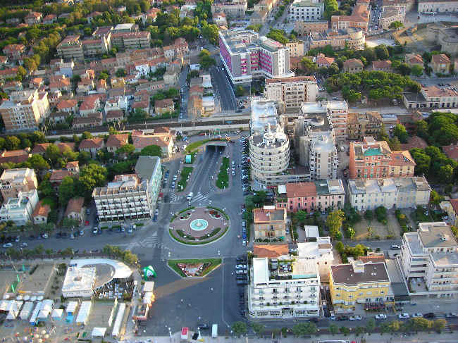 piazzale_rotonda_25-7-07.jpg (203910 byte)