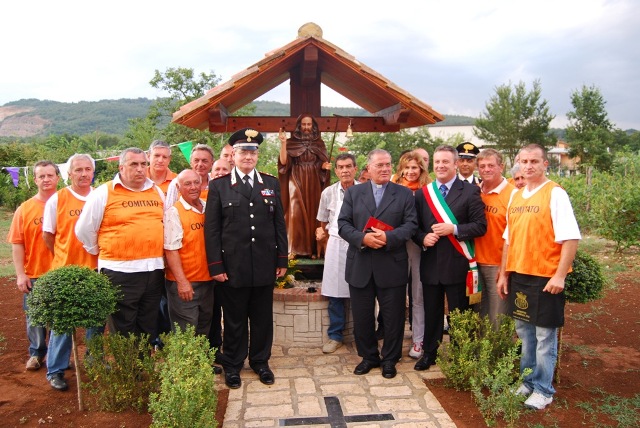 Il Comitato S.Antonio Varico Basso vicino la statua del Santo, in occasione della festa estiva da loro organizzata