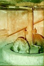 La macina per l'orzo / The grinder for the luff flour