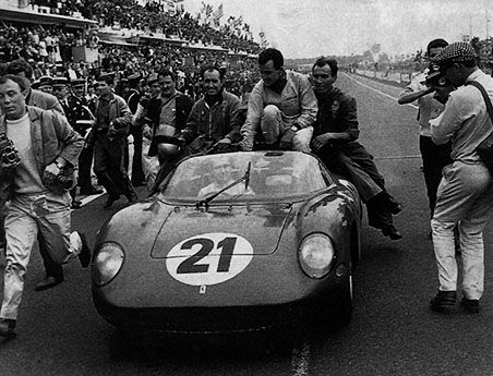 L'arrivo di Le Mans del 1963, Bandini festeggia la vittoria con Amon sulla 250