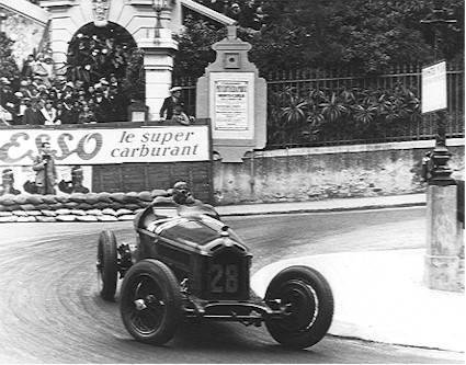 Nuvolari affronta la curva riprodotta dal diorama, il cartello veniva appeso dai commissari solo quando mancavano cinque giri alla fine.......