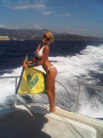 Victoria Silvstedt sullo yacht in bikini bianco