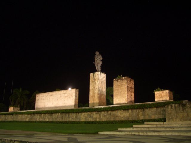 monumentoalchenotturno2.jpg