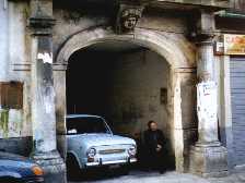 Parcheggio abusivo nel centro storico di Palermo