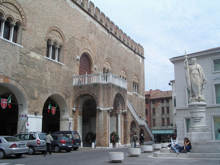 Palazzo dei Trecento e un monumento ai caduti - Clicca qui per tornare all'indice delle foto!